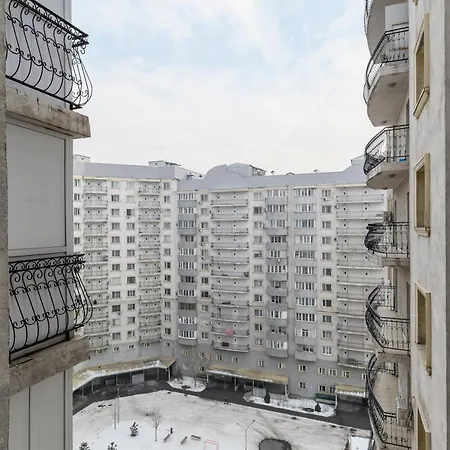 Большая Квартира На 8-9 Человек, С Красивым Видом 47 Almaty Exterior photo