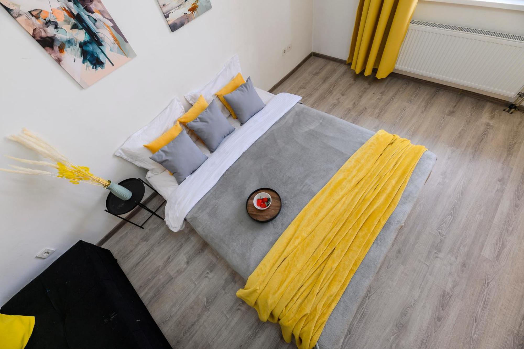 большая на 8-9 человек, с красивым видом 47 Apartment Almaty