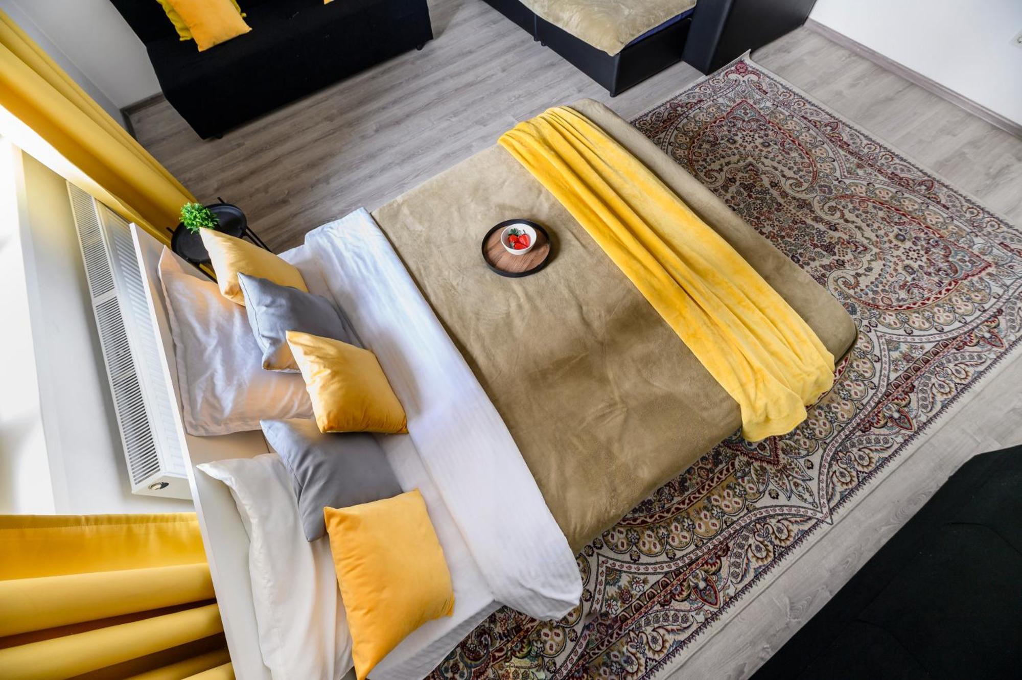 большая на 8-9 человек, с красивым видом 47 Apartment Almaty